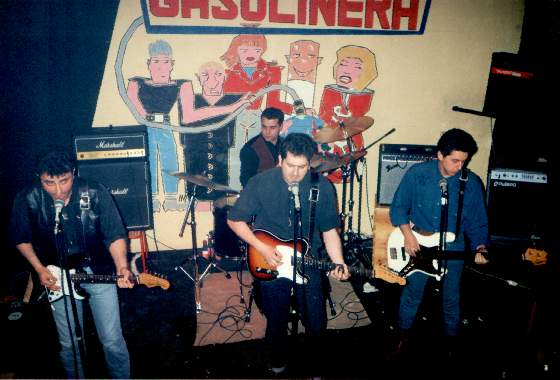 1990 Actuando en Gasolinera.