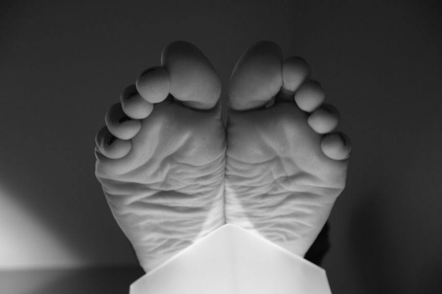 [Pre_002_Beautiful_Barefoot_Girls_Lier_Art_Feet_005.jpg]