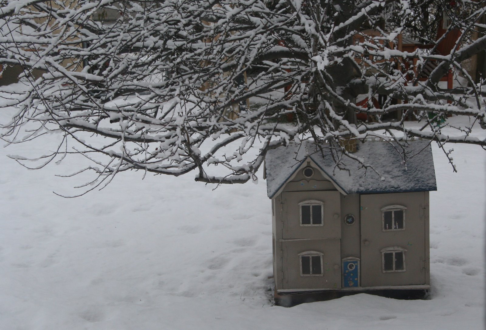 [house+in+snow.JPG]