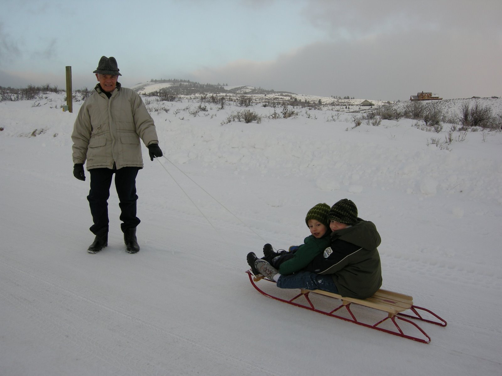 [Dad+w+kids+sled.jpg]