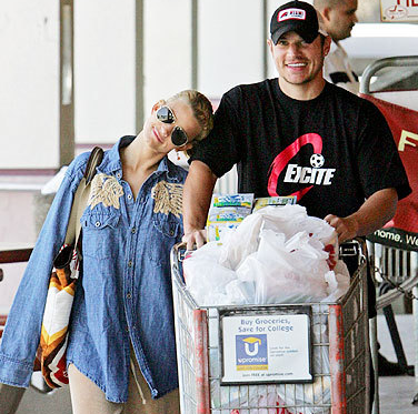 [nick+and+jessica+with+groceries.png]