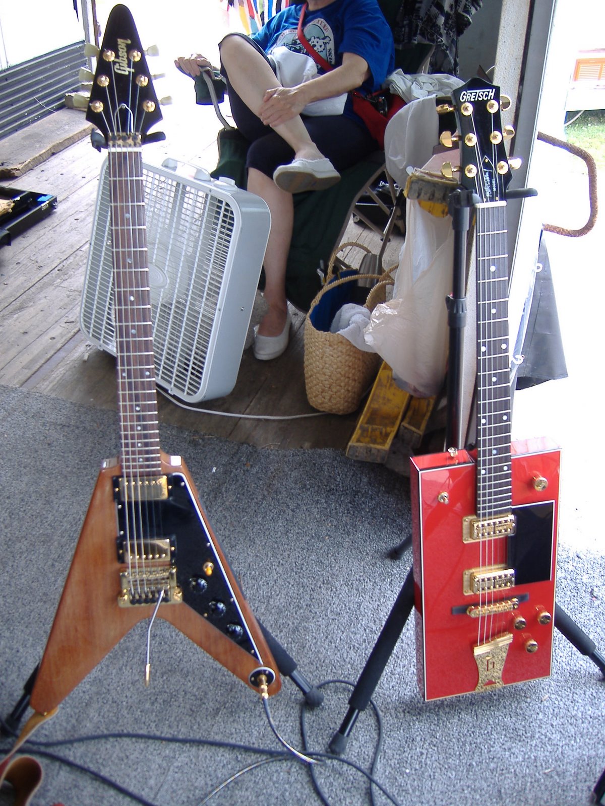 [V+&+Bo+guitars+-+Dennis+Chandler+2007.JPG]