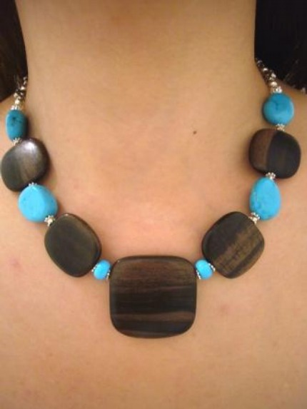 [turquoise+and+wood+necklace.jpg]