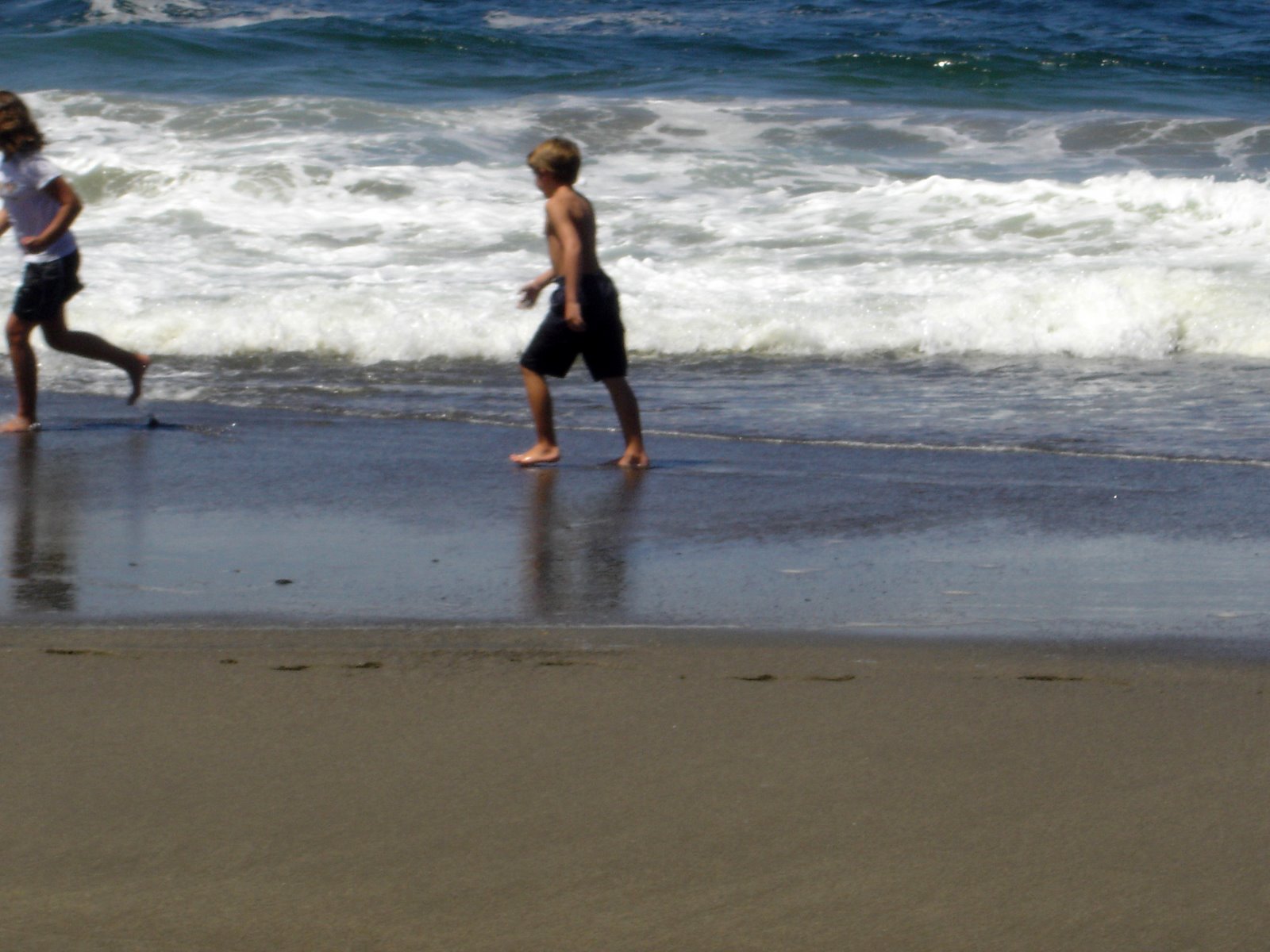 [children+on+beach.jpg]