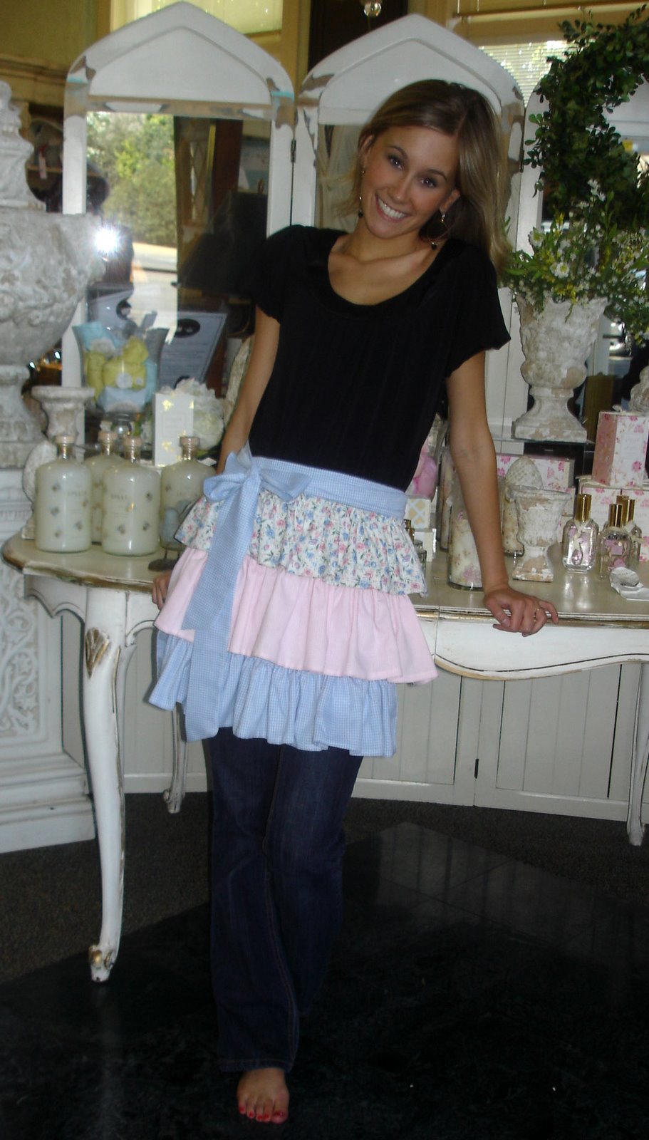 [aprons+2008+002by+white+table+good.jpg]