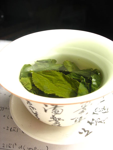 [450px-Tea_leaves_steeping_in_a_zhong_čaj_05.jpg]