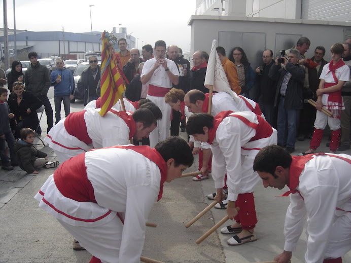 Bastoners de Malla dansant "Els Mongeters"