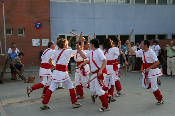 Bastoners de Malla dansant davant l'antiga estació de Llagostera