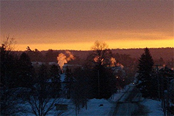 [early+sunrise+chimney+smoke+040108+.JPG]