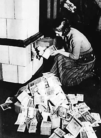 [Inflation-1923-Germany-Cheaper2BurnMoneyThanWood.jpg]