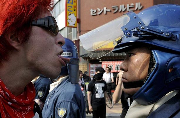 [g8_protesters_japanese_hokkaido.jpg]