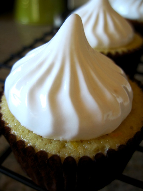 [lemon+cupcake+merengue.jpg]