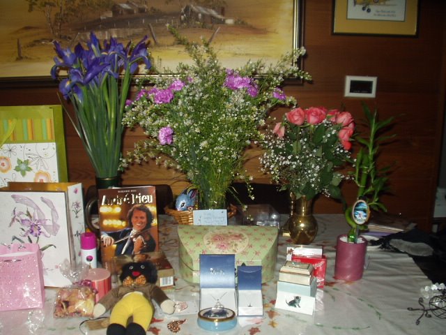 [15.4+flowers+and+gifts.JPG]