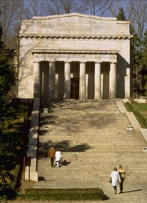 [Abe-Lincoln-Birthplace-1.jpg]