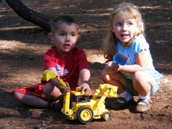 [drew+and+kylee+and+tractor.jpg]