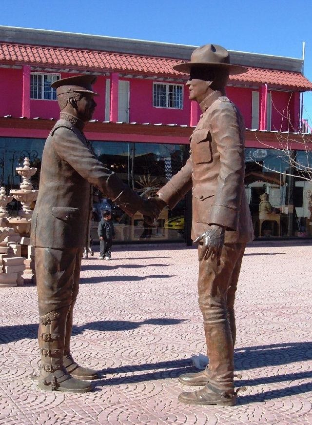 [2007+12+31+1+Statue+in+Palomas,+Mexico.jpg]