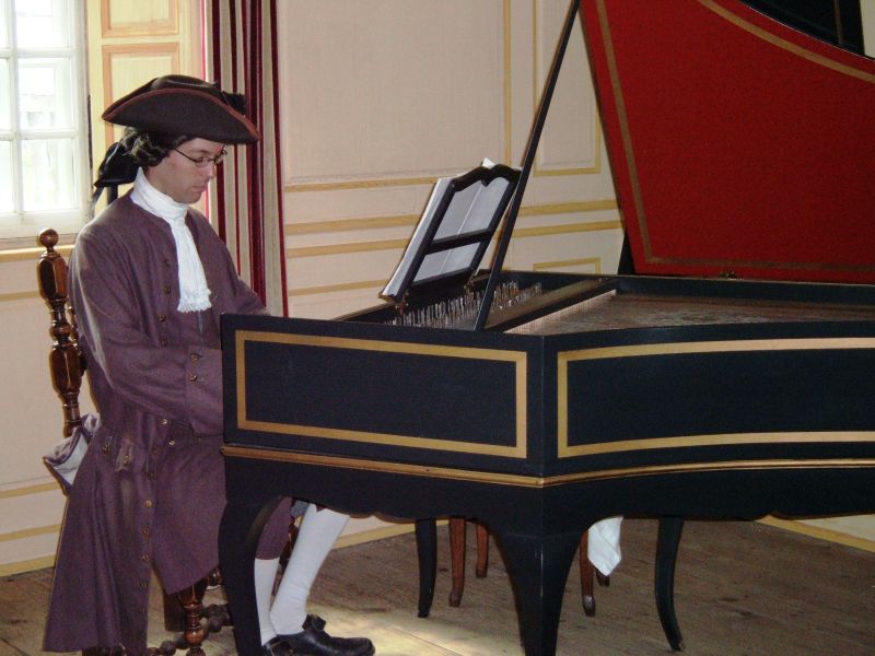 [2007+09+06+Assistant+commissaire+Playing+Harpsichord.jpg]
