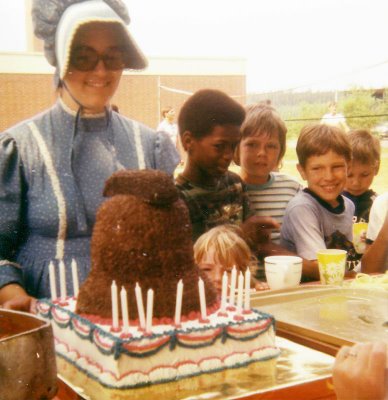 [Summer76-07+Mom's+bicentennial+cake_blog.jpg]