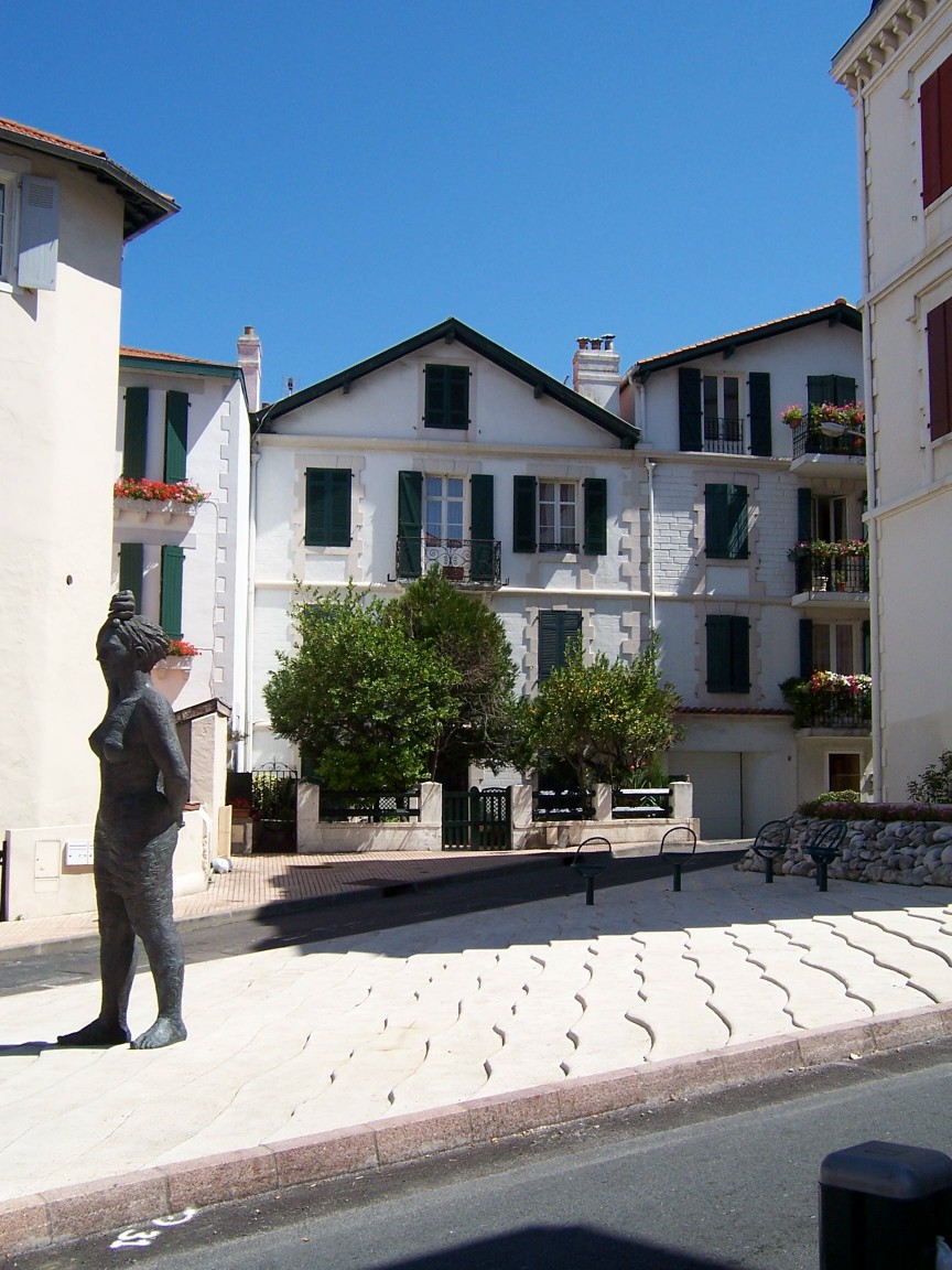 [statues+in+Biarritz.jpg]