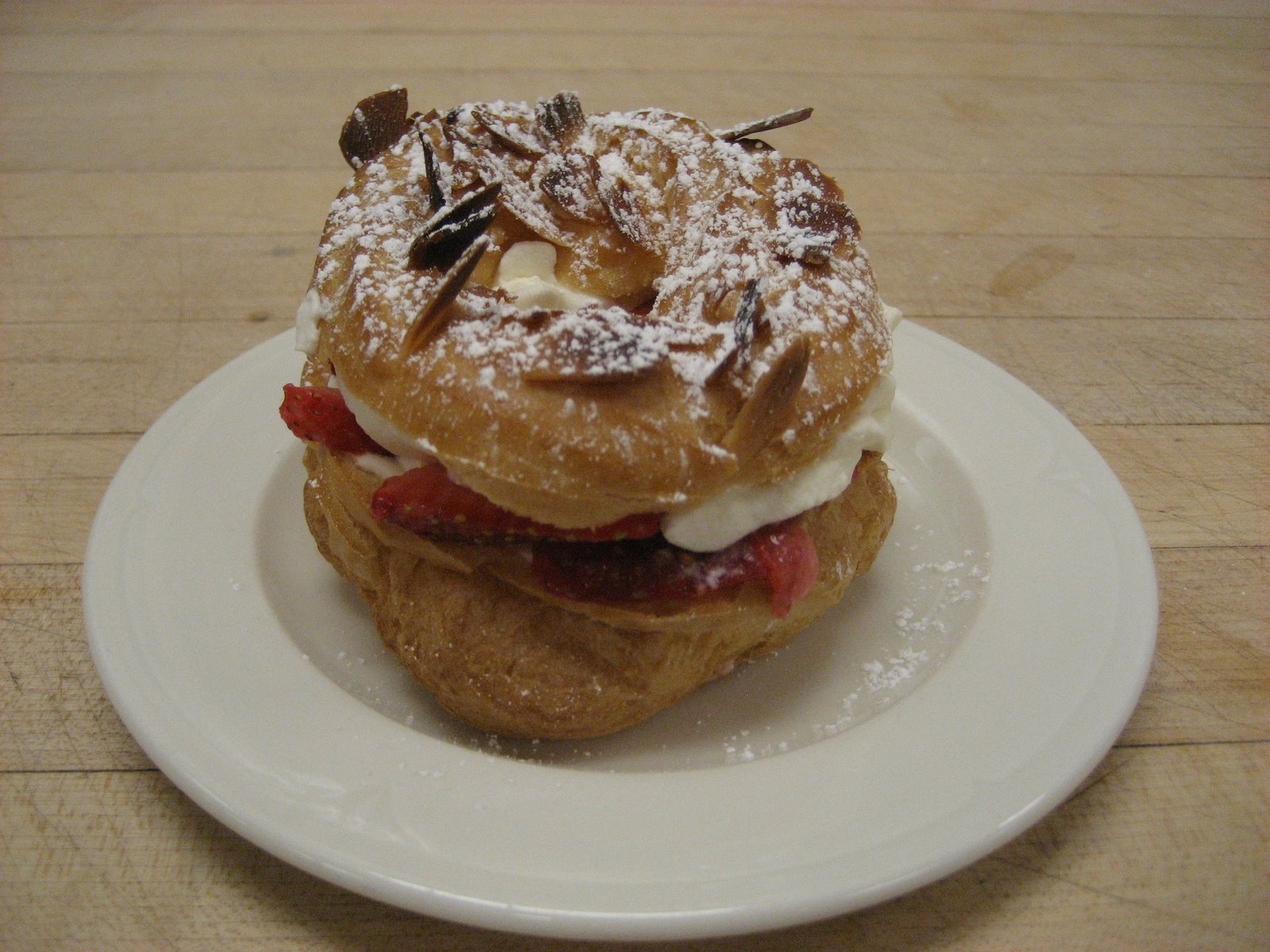 [pate+d+choux+with+cream+and+strawberry.JPG]
