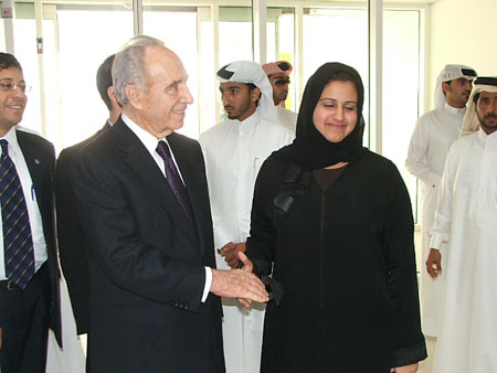 [Peres+in+Qatar2.jpg]