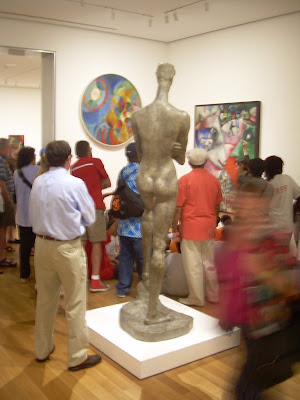 Visitantes del MOMA en Nueva York viendo un cuadro  Google-lización cultural. Marketing Cutural en Internet. (c)Foto (photo) Chimo Soler