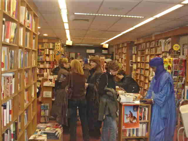 [Moussa+firmando+libros+en+librería+Baïbars+Barcelona.5.2.07jpg.jpg]