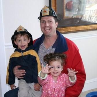 [dad+with+fireman+twins.JPG]