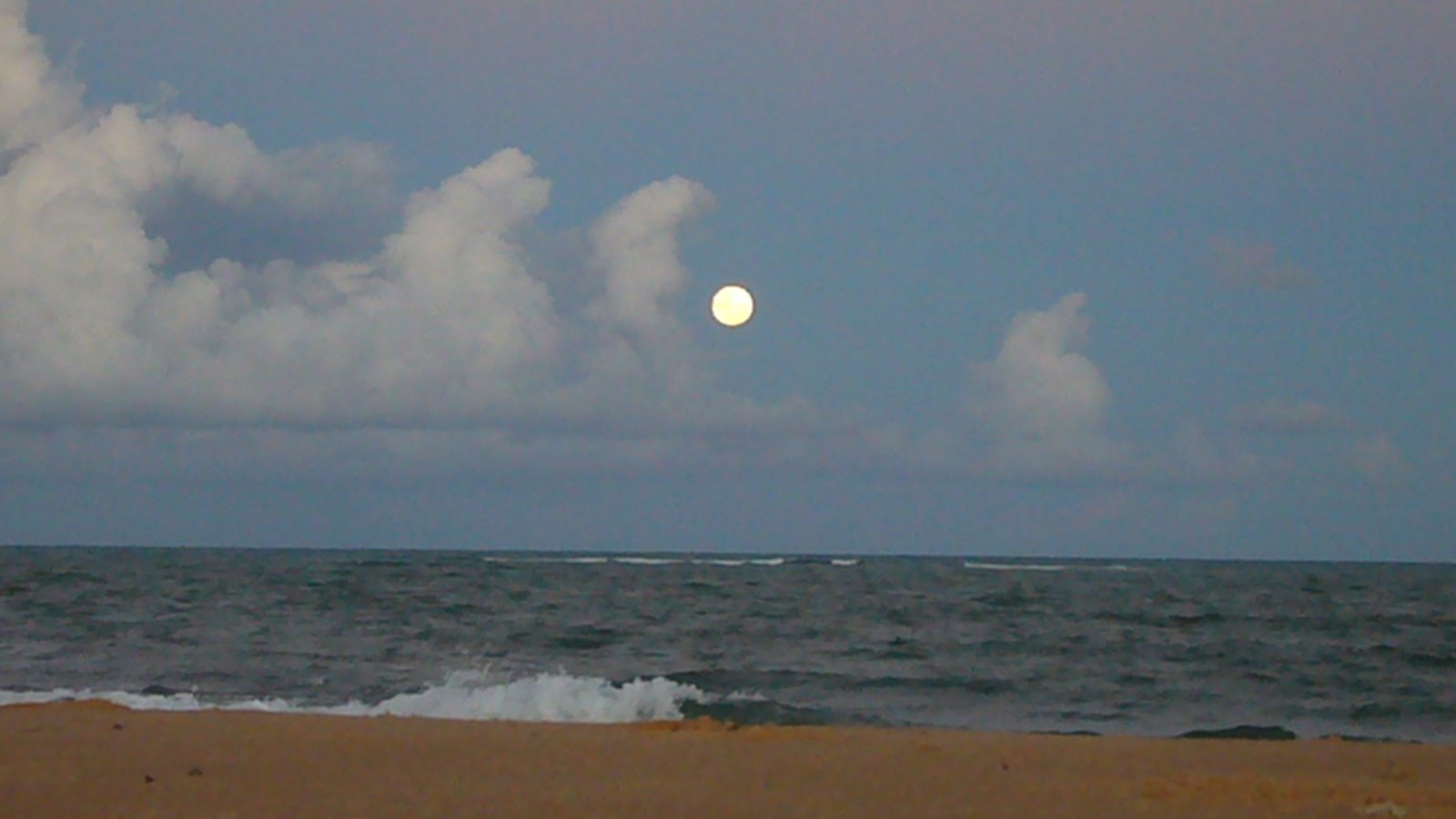 Lua deslumbrante, por-do-sol magnífico. Encontro do rio com o mar em Barra Grande/BA