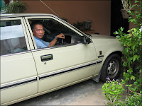 My beloved's last pose in our Nissan Sunny