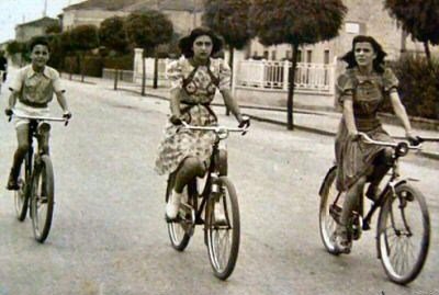 [FOTOGRAFIA+anni+50+-++Donne+in+bicicletta.jpg]