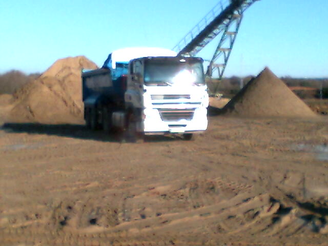 Camión Trailers en Cantera cargando arenas para Recebos y Construcción