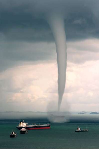 [singapore_waterspout_tornado_sea.jpg]