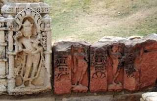 Hindu sculptures near Qutub minar