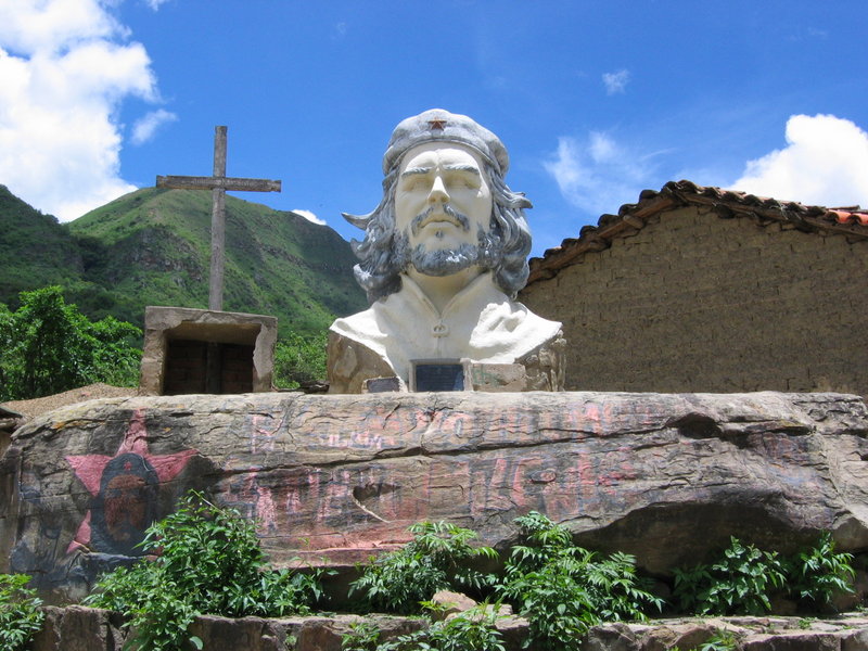 [800px-Che_Guevara_statue.jpg]