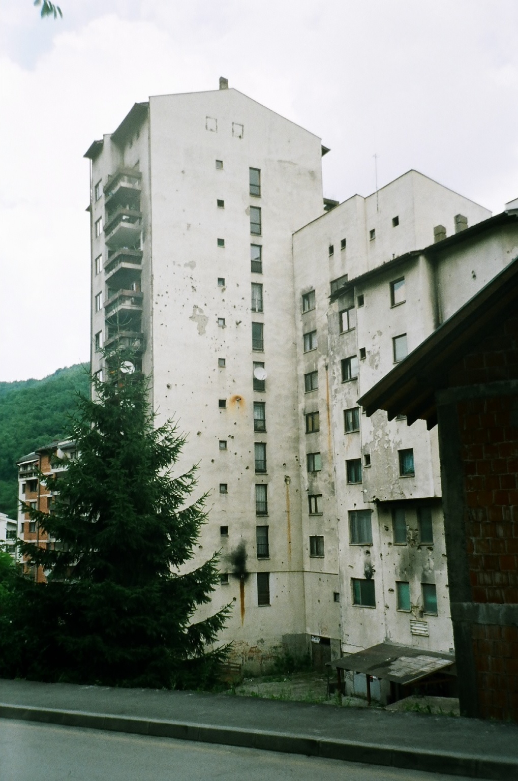 [Srebrenica.talo..JPG]