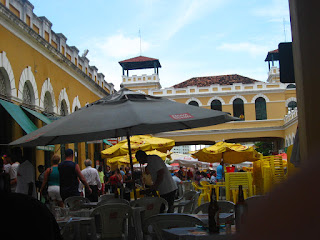 Patio interno del mercado pùblico, con mesas con sombrillas para comer y beber las delicias de varios de los bares.