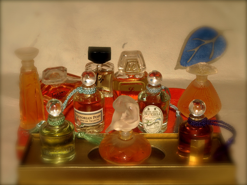 Colección de perfumes en miniatura