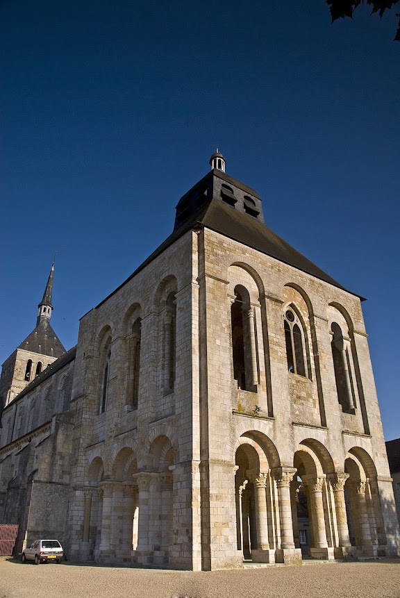 Mosteiro de St-Benoît-sur-Loire onde repousam os restos do Patriarca da Cristandade.