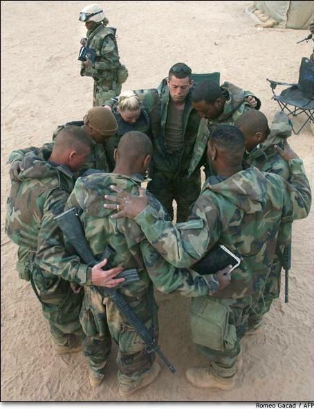 [soldiers+praying.JPG]