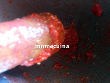vista de pieles y pepitas del tomate para la salsa.momecuina