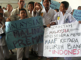 Mengecam Malaysia