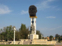 Uusi, hieno ja massiivinen Lenin-patsas Phnom Penhissä