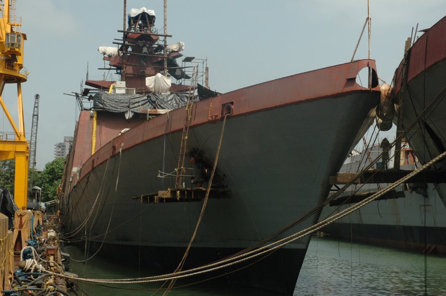 [SHIVALIK+-+The+first+stealth+frigate+of+P-17+Project+under+construction.JPG]